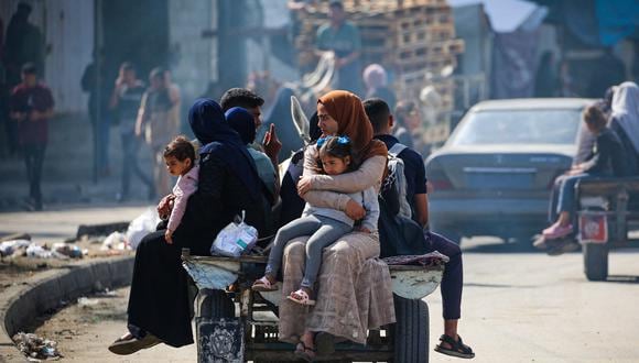 Palestinos desplazados viajan en un carro en Rafah, al sur de la Franja de Gaza, el 7 de mayo de 2024, en medio del conflicto en curso entre Israel y el movimiento palestino Hamás. (Foto de AFP)