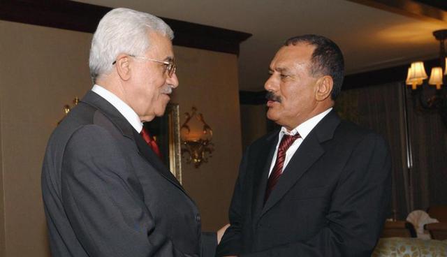El presidente de la Autoridad Palestina Mahmud Abbas dándole la mano al ex presidente yemení Ali Abdullah Saleh en la apertura de la Segunda Cumbre del Sur, una alianza de 132 países en desarrollo, en Doha. (Foto:AFP)