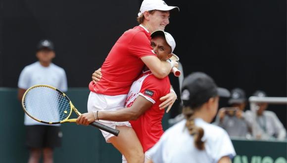 Ignacio Buse y Jorge Panta celebran eufóricamente la victoria de Perú ante Irlanda por la Copa Davis. (Foto: Violeta Ayasta / GEC)