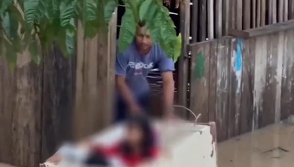 Hombre fue captado transportando a sus hijos en una refrigeradora ante las inundaciones provocadas por las intensas lluvias en Yurimaguas. (Foto: Captura / Latina)