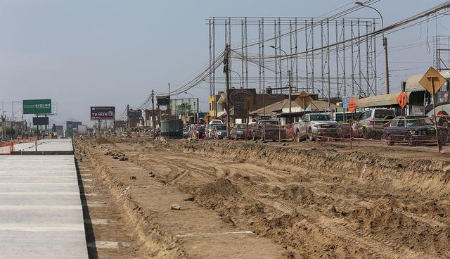 Este es el panorama en el distrito de Punta Hermosa. Autos, buses y mototaxis circulan por un estrecho camino de tierra. Según la comuna de Lima, las obras también incluirán ciclovías y áreas verdes. (Foto: Alessandro Currarino / El Comercio)
