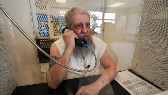 Desde la cárcel, Hank Skinner, un hombre que lleva 27 años en el pasillo de la muerte y se ha salvado 5 veces de ser ejecutado. (Foto: Cécile Clocheret / AFP)