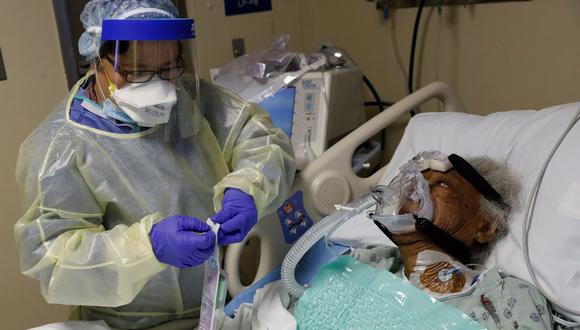 La enfermera Alma Abad trata a Florence Bolton, de 85 años, una paciente positiva por coronavirus (COVID-19) en su cama de cuidados intensivos del Roseland Community Hospital, en Chicago, Estados Unidos. (REUTERS / Shannon Stapleton).