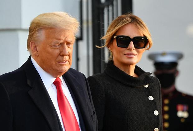 Donald Trump y su esposa Melania Trump se dirigen a abordar el Marine One cuando salen de la Casa Blanca el 20 de enero de 2021. (Foto de MANDEL NGAN / AFP).