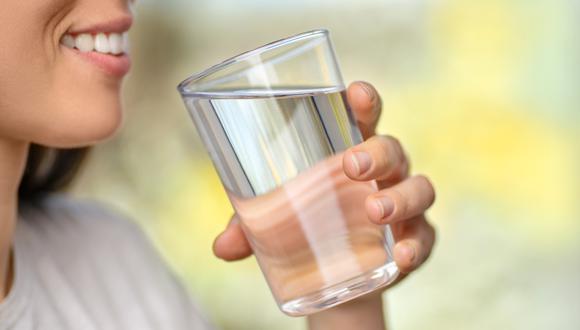 El no tomar agua puede hacer que te deshidrates y en consecuencia te sentirás más cansado y con dolor de cabeza.