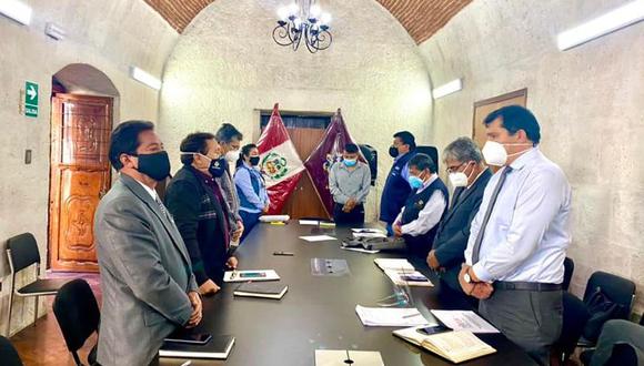 Antes de iniciar la reunión de este lunes, el presidente del Consejo Regional de Arequipa, Ysrael Zuñiga, pidió un minuto de silencio por el fallecimiento de Gutiérrez Cueva. (Foto: Consejo Regional de Arequipa)