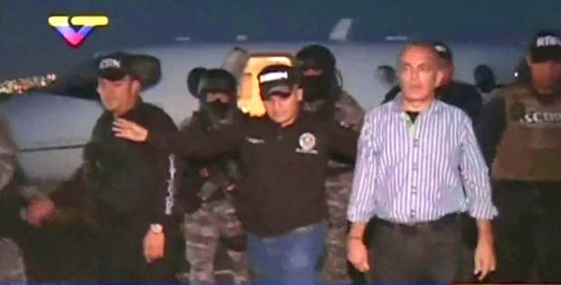 La Guardia Nacional Bolivariana y oficiales del servicio de inteligencia arrestan a Manuel Rosales en el aeropuerto internacional de Maracaibo, el 15 de octubre de 2015. (AFP).