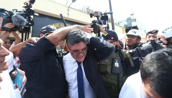 El fiscal José Domingo Pérez fue agredido a su salida del penal donde permanece Keiko Fujimori. (Foto: GEC)