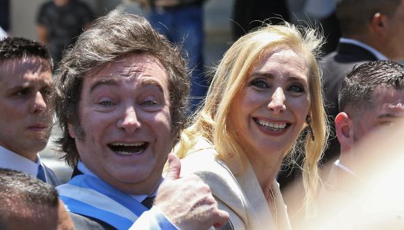 El presidente de Argentina, Javier Milei (izq.), y su hermana Karina Milei. (Foto de Cezaro DE LUCA / AFP)