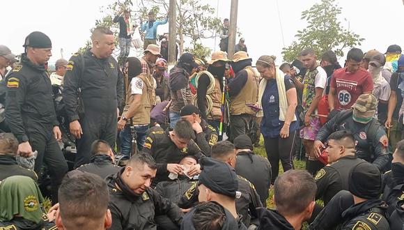 Un grupo de policías que permanecen retenidos por un grupo de indígenas en la inspección Los Pozos de San Vicente del Caguán, Colombia. (Foto de la Defensoría del Pueblo / EFE)