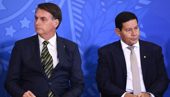 El presidente brasileño, Jair Bolsonaro (izq.), y su vicepresidente, Hamilton Mourao, en el Palacio del Planalto en Brasilia.
 /