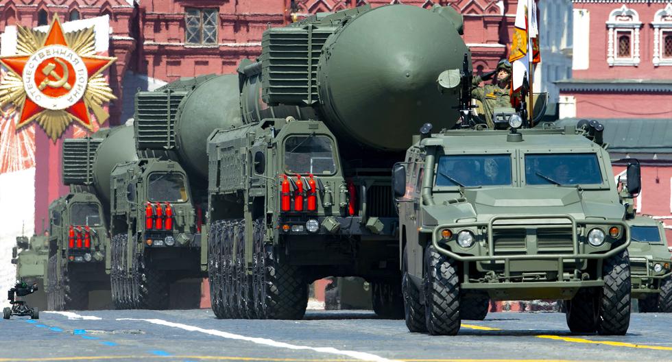 En esta foto del 2020 se muestran misiles balísticos RS-24 Yars, durante el desfile del Día de la Victoria en la Plaza Roja de Moscú. Rusia es una potencia nuclear y podría desplegar su arsenal para poder ganar en Ucrania. (AP Photo/Alexander Zemlianichenko, File)