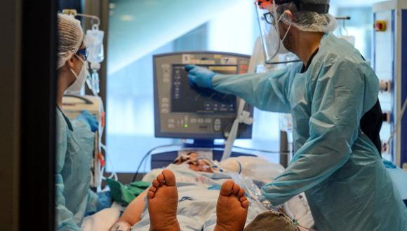 Enfermeras revisan a un paciente infectado de coronavirus COVID-19 en la Unidad de Cuidados Intensivos (UCI) del Hospital Guillermo Grant Benavente en Concepción, Chile, el 12 de abril de 2021. (GUILLERMO SALGADO SANCHEZ / AFP).