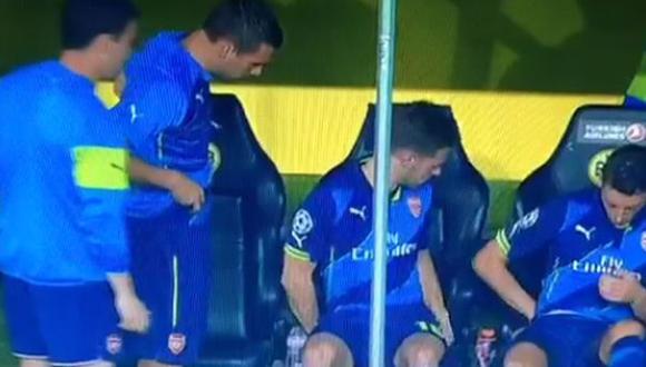 Lukas Podolski perdió su canillera antes de ingresar al campo