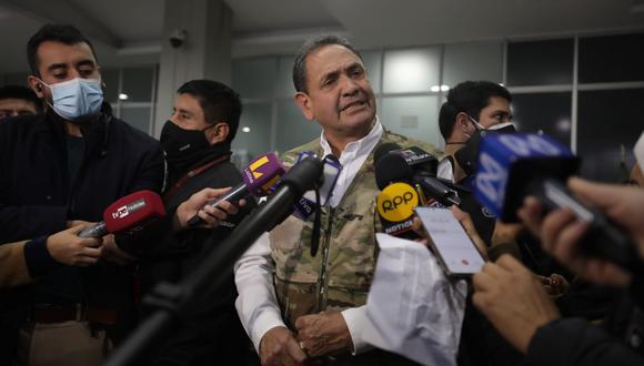 El renunciante ministro de Defensa aseguró que en su declaración jurada siempre informó sobre los trabajos que tenían su esposa y su hija. (Foto: El Comercio)