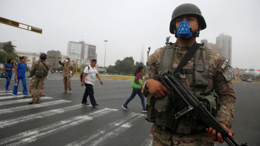 Un soldado vigila las calles de Lima después de que el gobierno de Perú desplegara personal militar para bloquear las carreteras principales en medio del estado de emergencia ordenado para frenar la propagación de coronavirus. (Foto: Reuters)