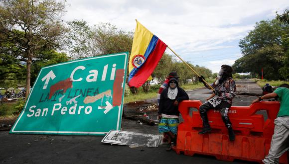 Manifestantes bloquean la carretera entre los municipios de Buga y Tuluá en el sector de San Pedro (Colombia). (Foto: EFE)