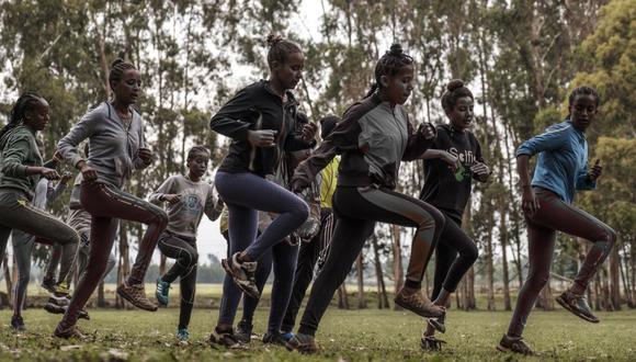 Hanna Awugichew (a la derecha) y Sada Adem (cuarta desde la derecha) entrenan junto a otras atletas en un bosque junto a la aldea etíope de Bekoji. (Foto: Eduardo Soteras/AFP)