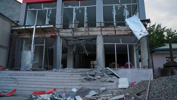 Vista de una tienda al lado de la cual explotó una bomba en el municipio de Martakert, en Nagorno Karabaj. (Foto: EFE/ Pablo González).