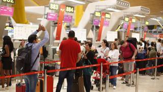 Huelga en aeropuerto de Madrid afecta a cientos de pasajeros