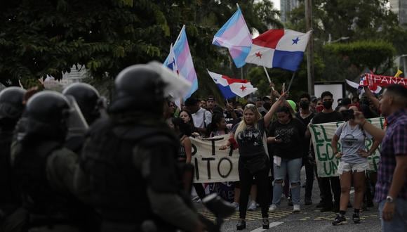 Manifestantes caminan hasta la residencia del presidente Laurentino Cortizo para seguir protestando y exigir alzas en los salarios y el presupuesto educativo, en Ciudad de Panamá (Panamá) | Foto: EFE / Bienvenido Velasco