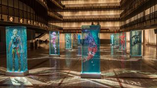 Dustin Yellin presenta esculturas de vidrio en 3D