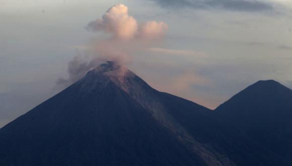 El Volcán de Fuego expulsa una nube de ceniza durante la mañana del martes. (Foto: AP/Moisés Castillo)
