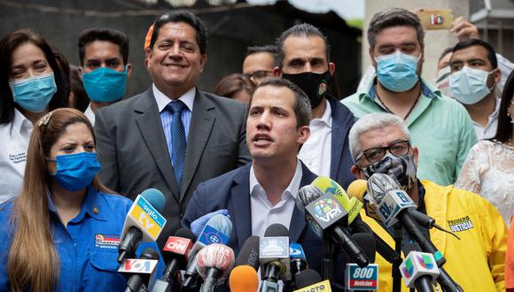 Imagen de Juan Guaidó declarando en la sede del partido político Acción Democrática (AD) en Caracas (Venezuela). (EFE/ Rayner Peña).