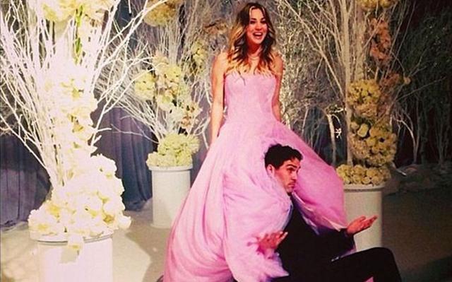 Kaley Cuoco y su vestido de novia rosado son la sensación en las redes  - 1