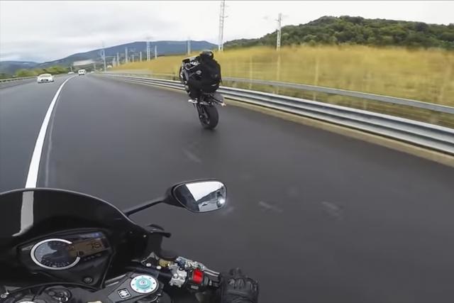 Una youtuber rusa graba su propio accidente de moto a 180Km/h. El video es viral en YouTube. (СОЧИ 24)