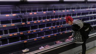 Los españoles se vuelcan a los supermercados y dejan los estantes vacíos por la crisis del coronavirus | FOTOS