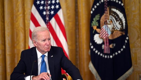 Imagen referencial | El presidente de los Estados Unidos, Joe Biden, escucha durante una reunión con un grupo bipartidista de gobernadores en el Salón Este de la Casa Blanca en Washington, DC. (Foto de ANDREW CABALLERO-REYNOLDS / AFP)