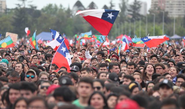 Unos 30.000 chilenos acudieron al concierto denominado El derecho de vivir en paz en el  este domingo en el parque OHiggins de Santiago en contra del Gobierno. (EFE/Fernando Bizerra Jr).