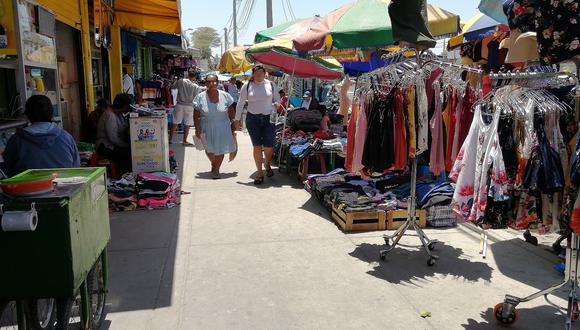 El mercado de Piura es un completo caos debido a la presencia de más de 400 vendedores informales que no han sido desalojados todavía por las autoridades. (Foto: Ralph Zapata)