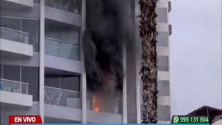 Miraflores: bomberos intentan sofocar incendio en departamento de un edificio situado cerca al malecón Cisneros