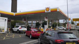 Ejército del Reino Unido empezará a transportar combustible el lunes para enfrentar el desabastecimiento 