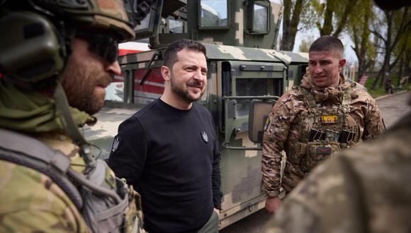 Esta fotografía tomada y publicada por el servicio de prensa presidencial de Ucrania el 18 de abril de 2023 muestra al presidente ucraniano Volodymyr Zelensky (centro) hablando con militares durante su visita a la ciudad de Avdiivka, en la región de Donetsk, en primera línea fuertemente bombardeada, en medio de la invasión rusa de Ucrania. (Foto: SERVICIO DE PRENSA PRESIDENCIAL UCRANIANO / AFP)