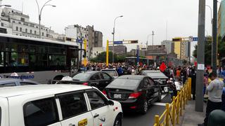 Metropolitano: protesta del Sutep bloqueó paso de buses en el centro de Lima