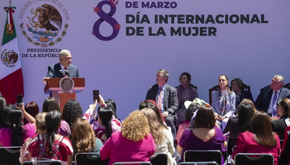 Andrés Manuel López Obrador afirmó este miércoles, Día Internacional de la Mujer, que su movimiento de "transformación" ya es feminista, por lo que no es necesario repetirlo. | Foto:  EFE/Presidencia de México