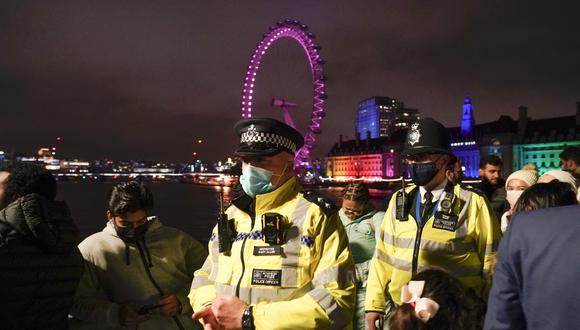 Policías patrullan las fiestas de Año Nuevo en Londres, Reino Unido. AP