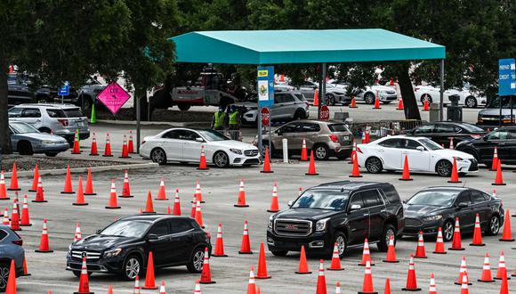 En esta foto del 1 de abril de 2021, los autos se alinean mientras las personas esperan recibir la vacuna contra el coronavirus Covid-19 en en el Hard Rock Stadium en Miami, Florida. (Foto de CHANDAN KHANNA / AFP).