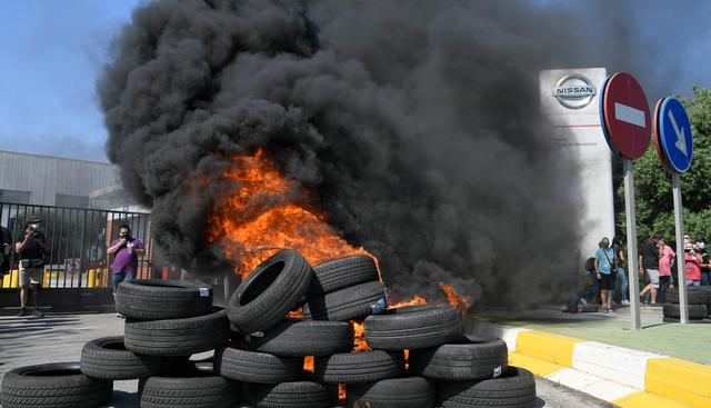 Empleados de Nissan protestaron tras el anuncio del cierre de planta en Barcelona en medio de la pandemia del coronavirus. (AFP / LLUIS GENE).