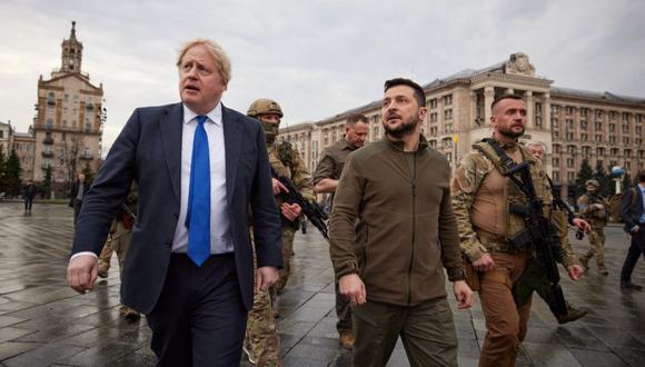 El presidente de Ucrania, Volodymyr Zelenskiy, y el primer ministro británico, Boris Johnson, caminan en la Plaza de la Independencia después de una reunión, mientras continúa el ataque de Rusia contra Ucrania, en Kiev, Ucrania.