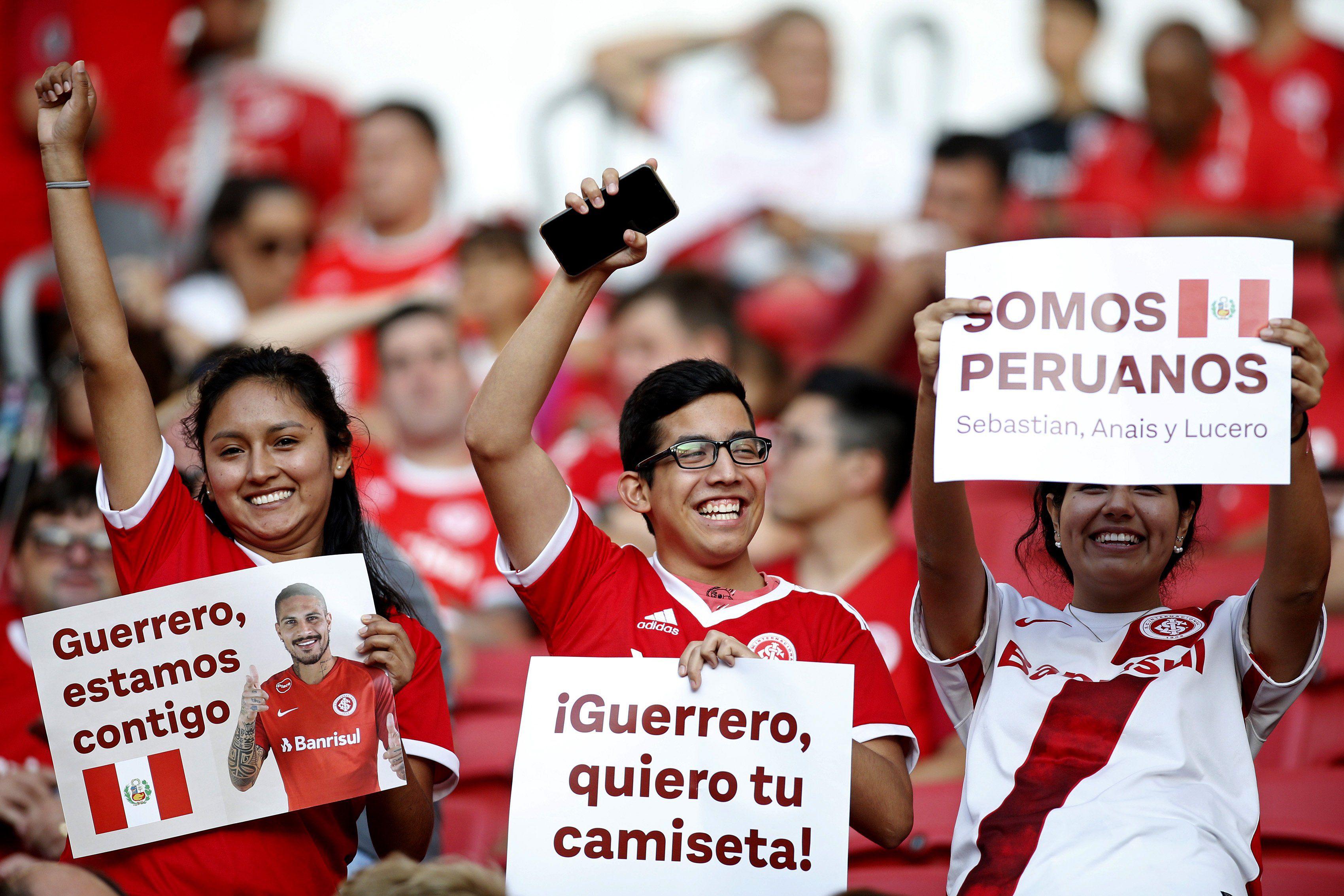 Unos hinchas nacionales llegaron hasta el estadio Beira-Rio de Porto Alegre para alentar a Paolo Guerrero y hacerle un pedido especial. (Foto: Agencias)