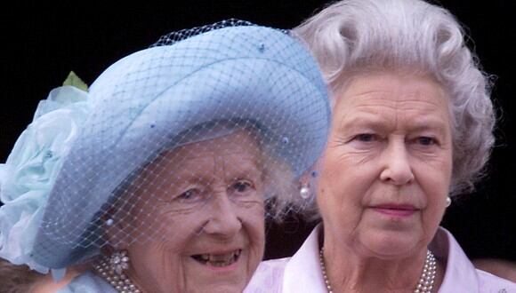 Isabel Bowes-Lyon e Isabel II del Reino Unido. (Foto: AFP)