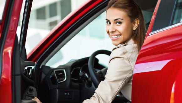 Mujeres influyen en el 80% de compras de vehículos nuevos