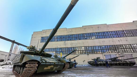 Los tanques ucranianos reparados se ven en una planta de la ciudad de Kharkiv, en el este de Ucrania, el 15 de febrero de 2022, en medio de una escalada en la frontera con Rusia. (EFE/EPA/SERGEY KOZLOV).
