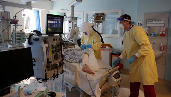 Personal sanitario atiende a un paciente de coronavirus Covid-19 en la cuidados intensivos en la Unidad de Cuidados Intensivos (UCI) del Hospital Queen Alexandra en Portsmouth, sur de Inglaterra, el 23 de marzo de 2021. (Foto de ADRIAN DENNIS / AFP).