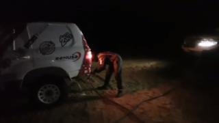 Dakar 2020: así ayuda Fernanda Kanno a una camioneta atollada y la ingeniosa acción de Alonso Carrillo para enfriar su motor | VIDEO