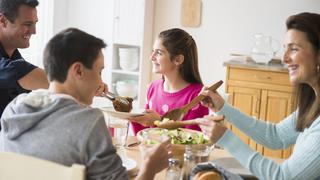 Buena compañía: Estas son las ventajas de comer en familia